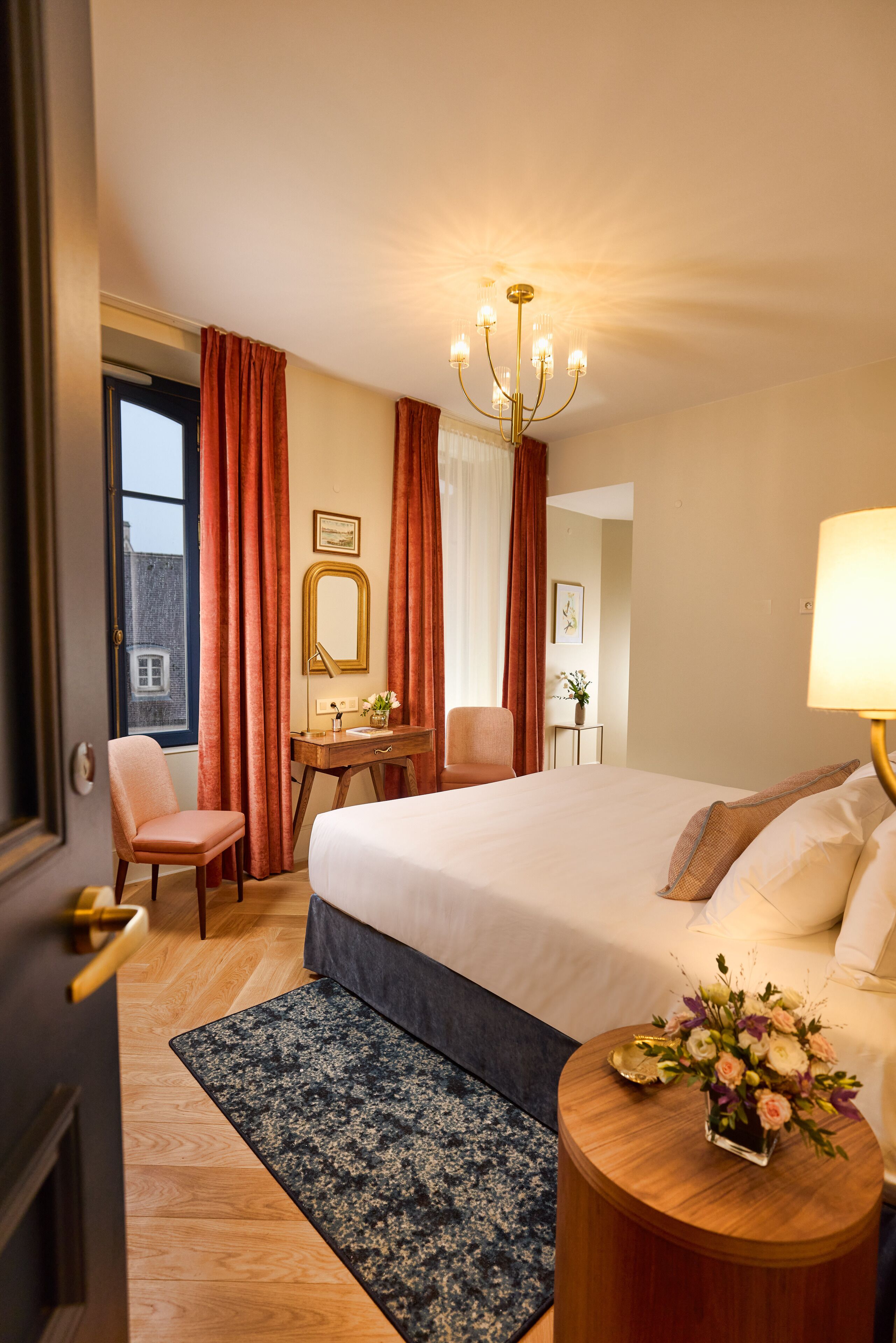 Habitación doble estándar | Ropa de cama de alta calidad y artículos del minibar gratis 