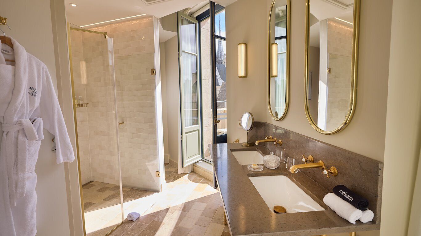Standard-Doppelzimmer | Badezimmer | Designer-Toilettenartikel, Haartrockner, Bademäntel, Hausschuhe
