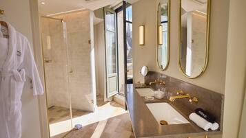 Standard-Doppelzimmer | Badezimmer | Designer-Toilettenartikel, Haartrockner, Bademäntel, Hausschuhe