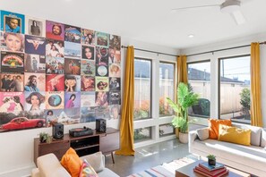 TV - 2 Homes Side by Side , Sleeps 24- Mins to Broadway (Nashville)