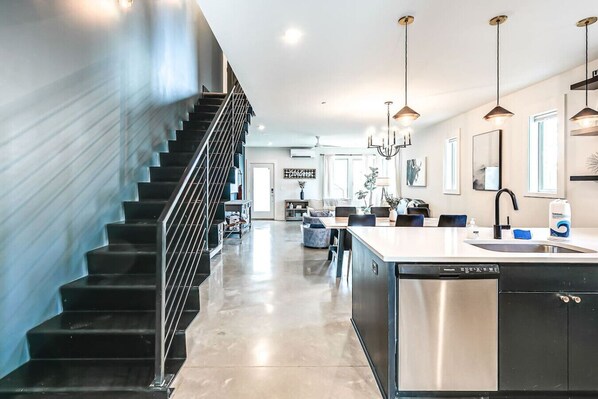 Interior - 2 Homes Side by Side , Sleeps 24- Mins to Broadway (Nashville)