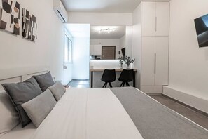 1 habitación, escritorio, tabla de planchar con plancha y wifi 