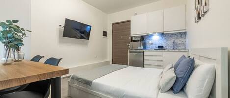 1 bedroom, desk, iron/ironing board, WiFi