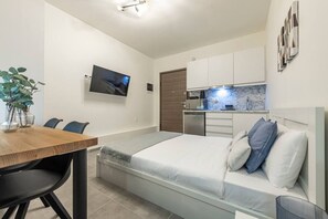 1 habitación, escritorio, tabla de planchar con plancha y wifi 