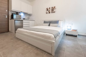 1 chambre, bureau, fer et planche à repasser, Wi-Fi