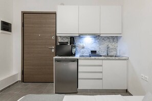 Geladeira, micro-ondas, cooktop, cafeteira/chaleira