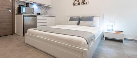 1 bedroom, desk, iron/ironing board, WiFi