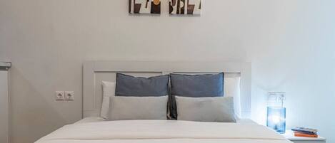 1 bedroom, desk, iron/ironing board, WiFi