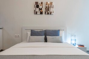 1 habitación, escritorio, tabla de planchar con plancha y wifi 