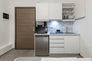 Kühlschrank, Mikrowelle, Herdplatte, Wasserkocher mit Kaffee-/Teezubehör