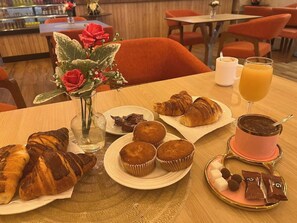 Free daily continental breakfast  - Hôtel le paquebot (Filfila)