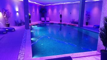 Una piscina cubierta, una piscina al aire libre de temporada