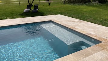 Piscine extérieure (ouverte en saison), parasols de plage
