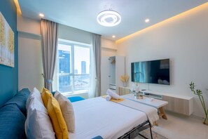 In-room safe, iron/ironing board, free WiFi, bed sheets - Vibrant 1BR at Prime Location Dubai Marina by Deluxe Holiday Homes (Dubai)