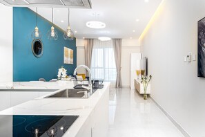 Fridge, microwave, oven, stovetop - Vibrant 1BR at Prime Location Dubai Marina by Deluxe Holiday Homes (Dubai)