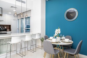 Dining - Vibrant 1BR at Prime Location Dubai Marina by Deluxe Holiday Homes (Dubai)