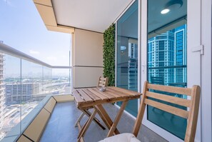 Outdoor dining - Vibrant 1BR at Prime Location Dubai Marina by Deluxe Holiday Homes (Dubai)