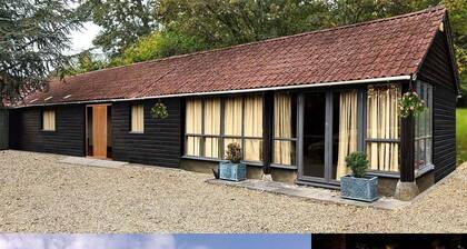 Self Contained Open Plan Cottage - Hot Tub and Pool. 2 Bedroom/Ensuite Bathrooms