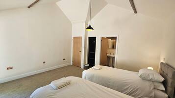 2 slaapkamers, een bureau, een strijkplank/strijkijzer, reisbedje