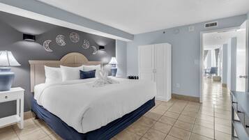 Romantic Condo, 1 King Bed with Sofa bed, Balcony, Ocean View