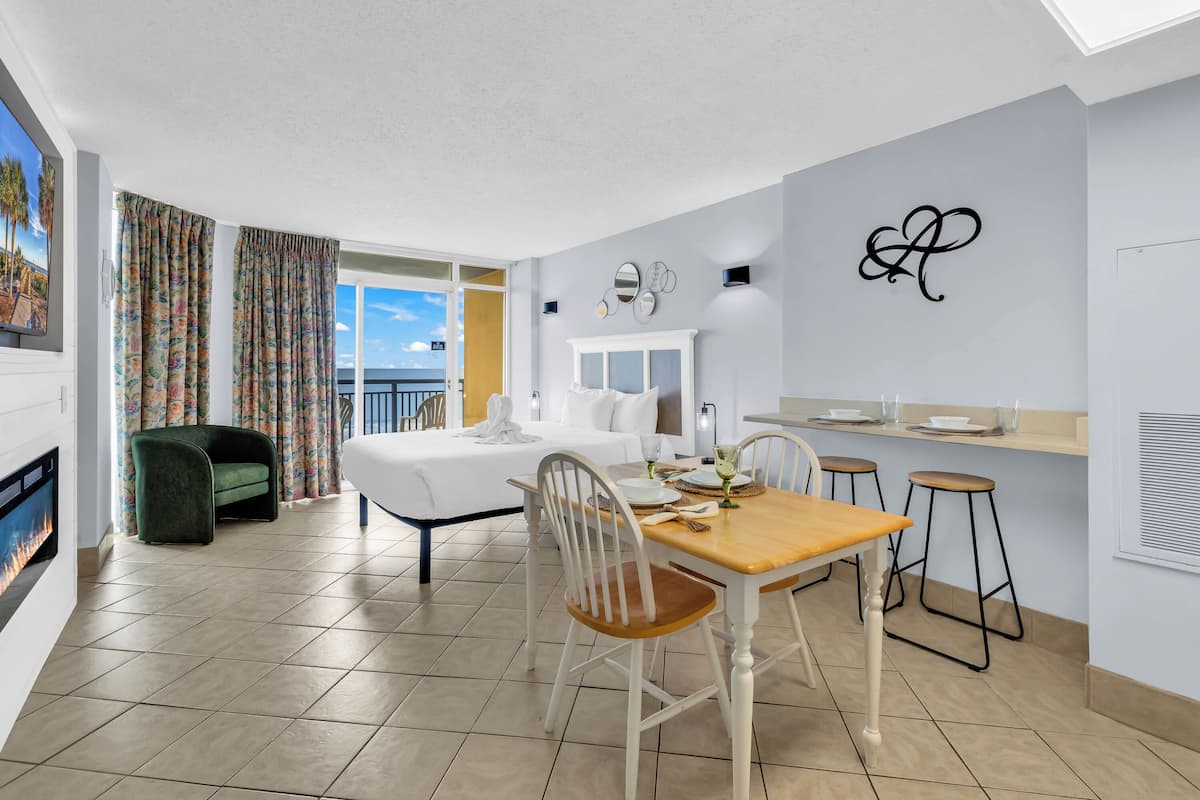 Premier Condo, Multiple Beds, Balcony, Ocean View | Living room