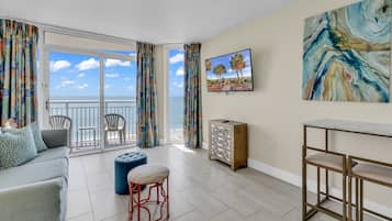 Condo familiar, 1 habitación, vista al océano, frente al océano | Sala de estar | Smart TV de 65 pulgadas con canales por cable