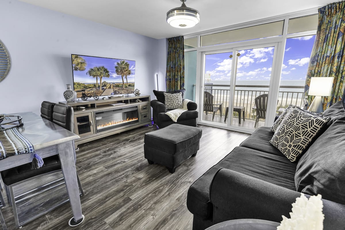 Signature Condo, 2 Bedrooms, Ocean View, Oceanfront | Living room