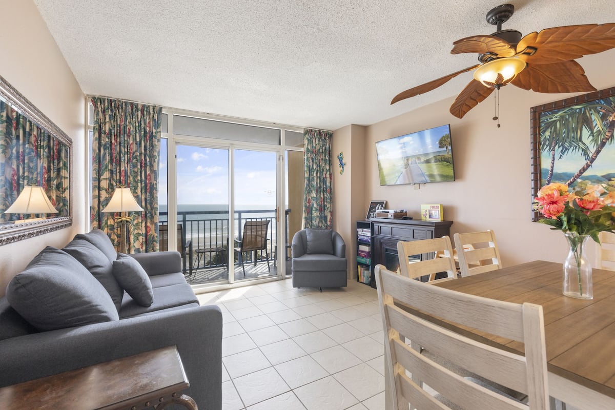 Signature Condo, 2 Bedrooms, Beach View, Oceanfront | Living room