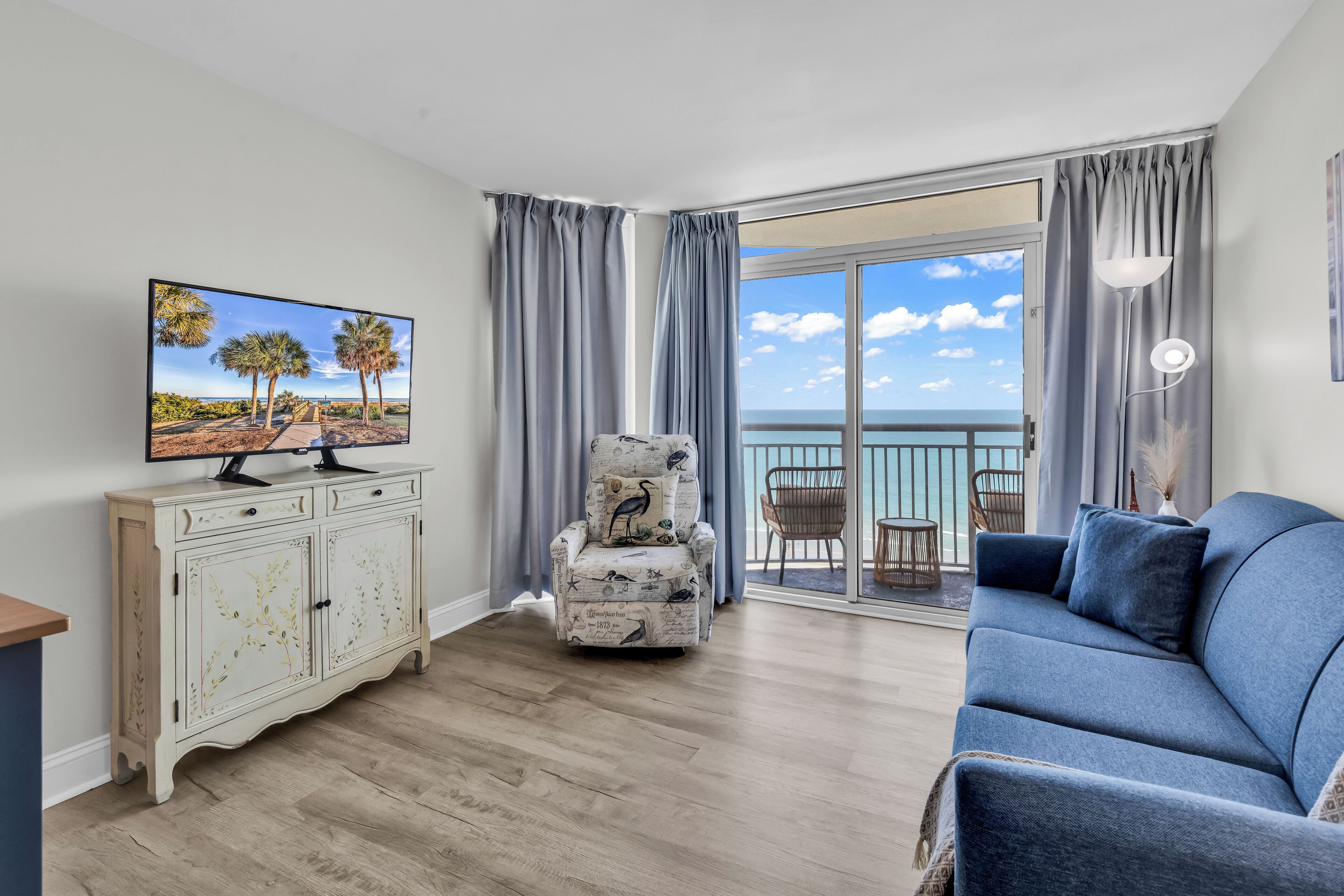 Exclusive Condo, 2 Bedrooms, Balcony, Beach View | Living room
