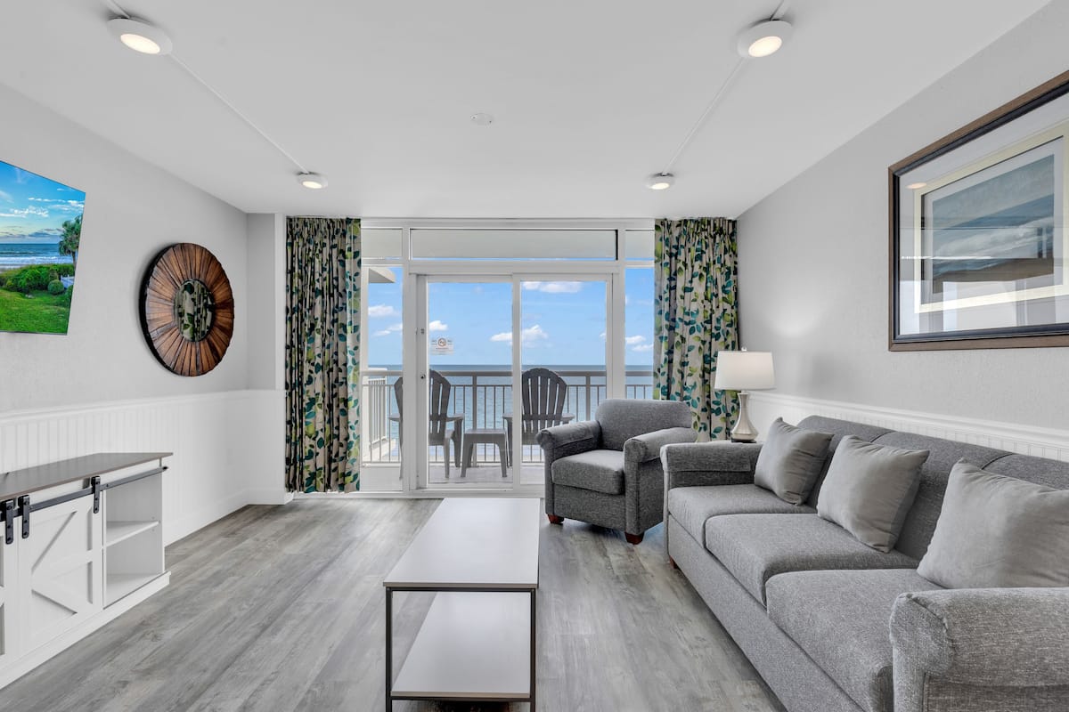 Standard Condo, 2 Bedrooms, Ocean View, Oceanfront | Living room