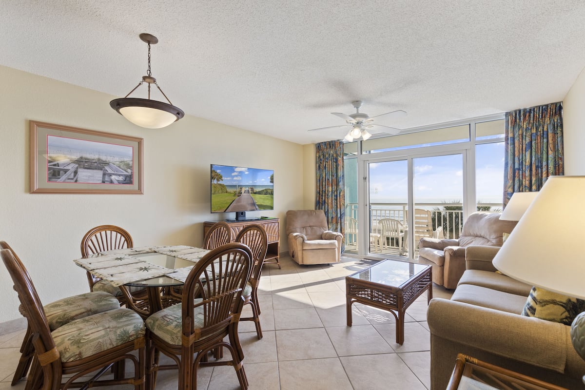Romantic Condo, 2 Bedrooms, Hot Tub, Beach View | Living room