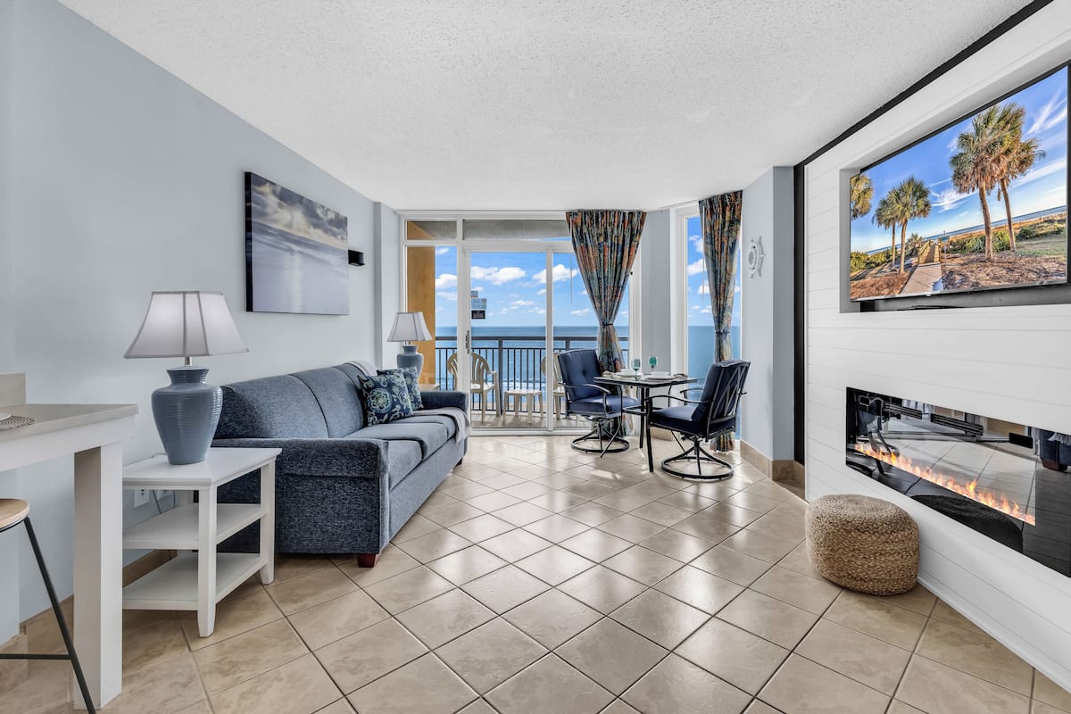 Romantic Condo, 1 King Bed with Sofa bed, Balcony, Ocean View | Living room