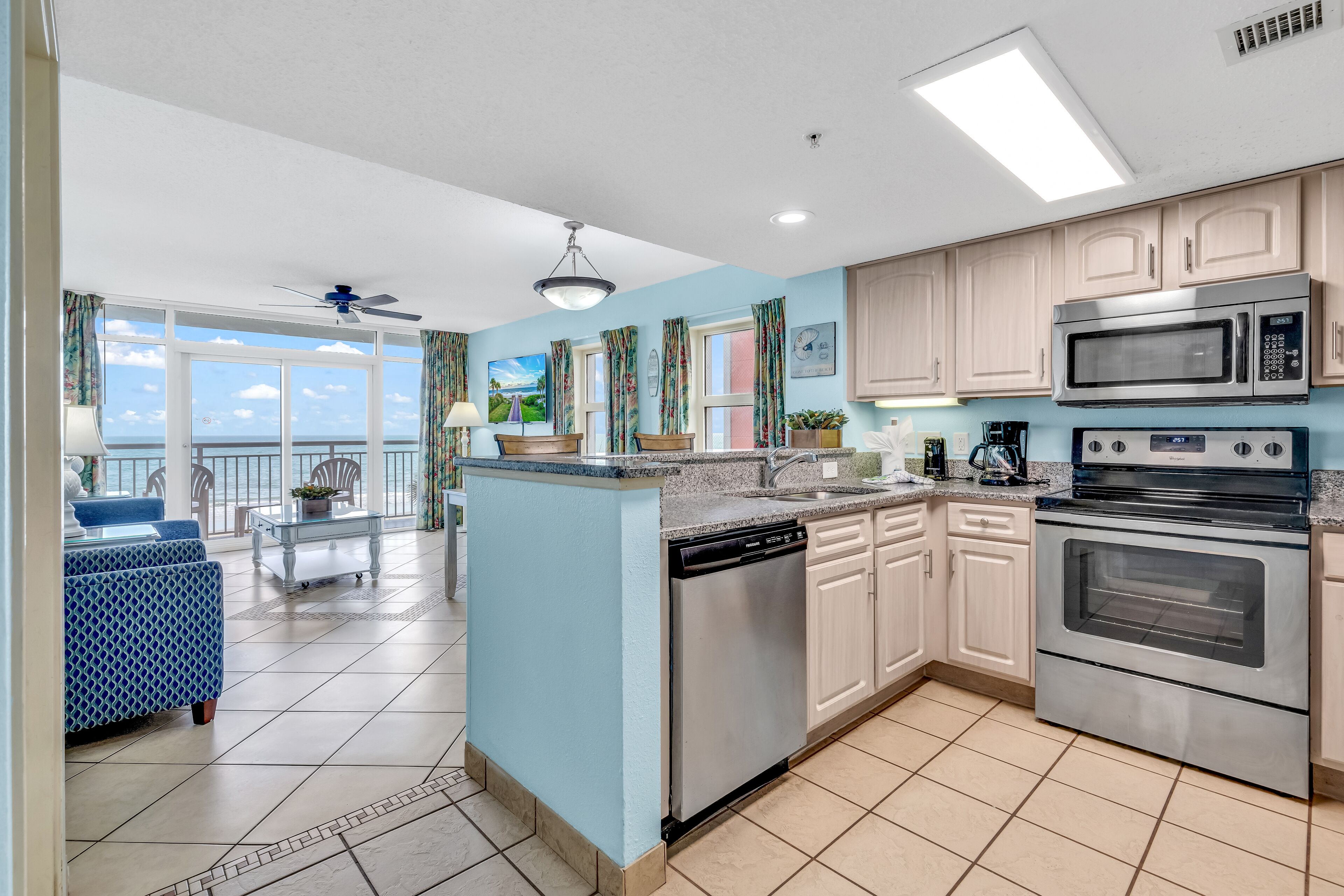 Condo clássico, 2 quartos, vista para o oceano, de frente para o oceano | Cozinha privada | Geladeira, micro-ondas, cooktop, cafeteira/chaleira