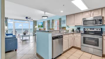 Condo clássico, 2 quartos, vista para o oceano, de frente para o oceano | Cozinha privada | Geladeira, micro-ondas, cooktop, cafeteira/chaleira