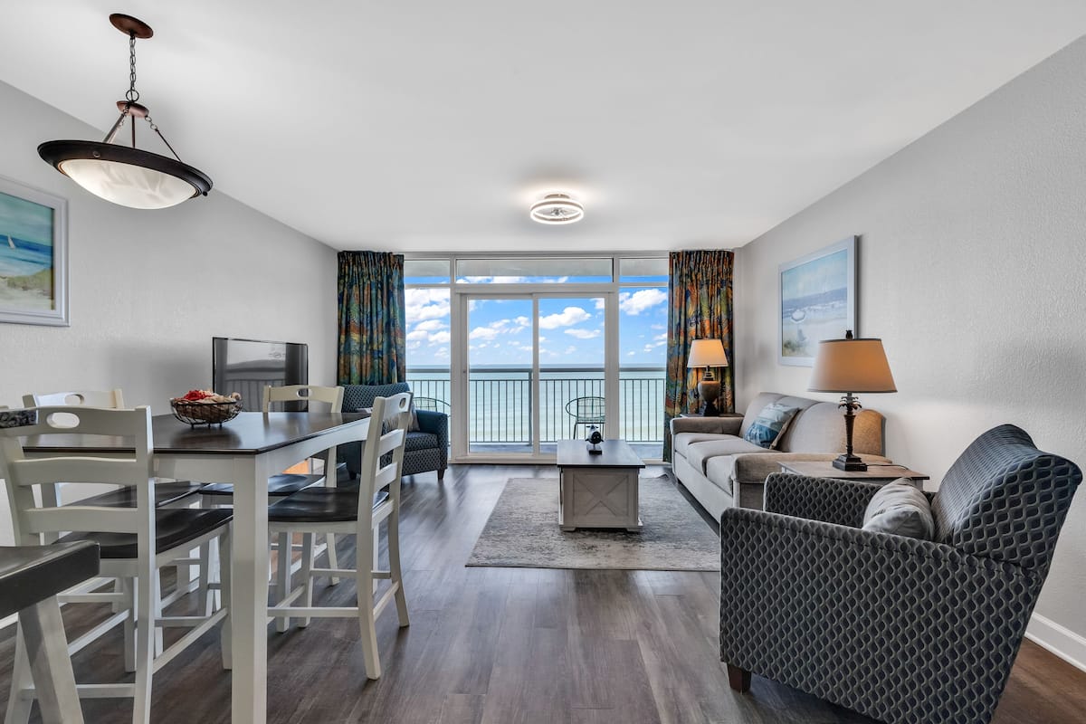 Comfort Condo, 1 Bedroom, Balcony, Beach View | Living room