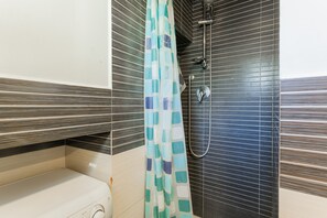Chuveiro, secador de cabelo, toalhas de banho