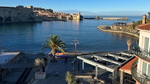 A coastal town with a historic fort, calm waters, and a view of the sea. - Appartement - Vue sur Mer (Collioure)