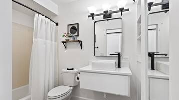 SĂšche-cheveux, serviettes fournies, savon, papier toilette