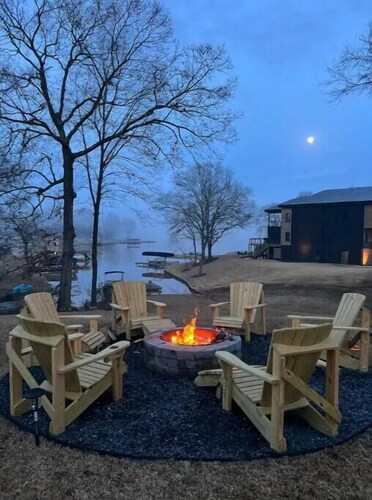 Walk to Dinner! Waterfront, Updated, Prime Location - Back Home Oconee