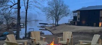 Walk to Dinner! Waterfront, Updated, Prime Location - Back Home Oconee