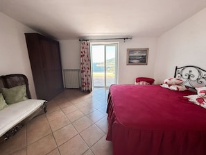 7 habitaciones, tabla de planchar con plancha, cuna de viaje y wifi 