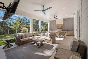 Outdoor dining - New, Loaded! 6-Seater LSV, 6 Bikes, Private Pool, Walk to Beach! (Santa Rosa Beach)