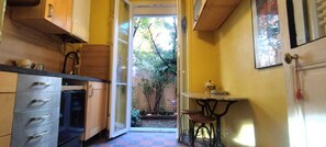 Mikrowelle, Ofen, Herdplatte, Wasserkocher mit Kaffee-/Teezubehör