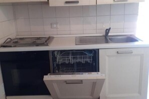 Kühlschrank, Mikrowelle, Herdplatte, Wasserkocher mit Kaffee-/Teezubehör