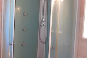 Dusche, kostenlose Toilettenartikel, Haartrockner, Bademäntel