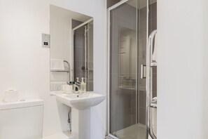 Hair dryer, towels - Two Bedroom Apartment in the Centre of Cheltenham (Gloucestershire)