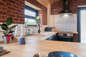 Køleskab, ovn, kogeplade, kaffe-/temaskine