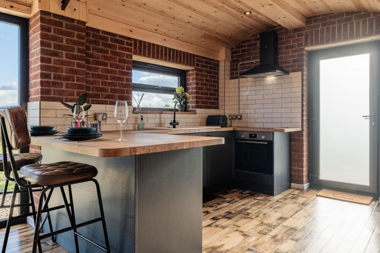 Fridge, oven, stovetop, coffee/tea maker