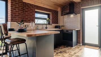 Fridge, oven, stovetop, coffee/tea maker