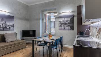 Departamento (Navona) | Área de sala de estar | Televisión de pantalla plana de 43 pulgadas con canales por cable
